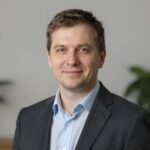 Портрет уверенного российского бизнесмена с дружелюбным взглядом на нейтральном фоне для сайта аптеки
