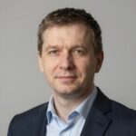 Портрет уверенного сотрудника аптеки 38 с дружелюбным взглядом на нейтральном размытом фоне