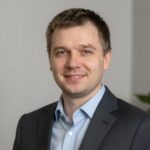 Портрет уверенного сотрудника аптеки 38 с дружелюбным взглядом на нейтральном размытом фоне